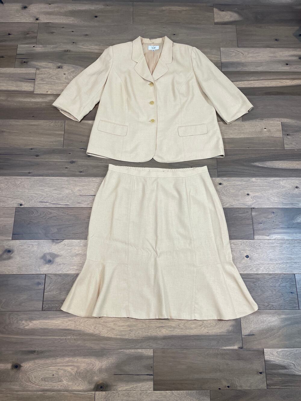 Le Suit Beige Skirt Suit Set Womens Size 24W Blazer and Flare Skirt Lined